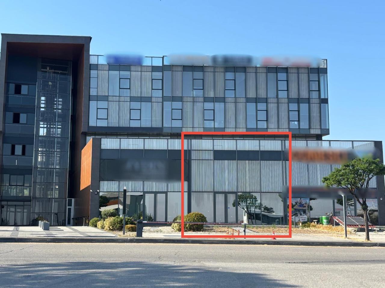 Beytepe Beyler Caddesinde Beyler İş Merkezinde geniş kullanım alanı sunan son kiralık dükkan/mağaza 