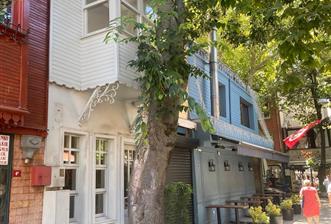 Kuzguncuk Perihan Abla Sokak’ta Teraslı Şömineli Kiralık Dükkan