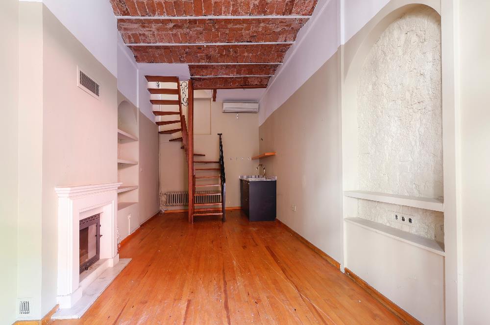 Kuzguncuk Perihan Abla Sokak’ta Teraslı Şömineli Kiralık Dükkan