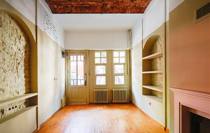 Kuzguncuk Perihan Abla Sokak’ta Teraslı Şömineli Kiralık Dükkan