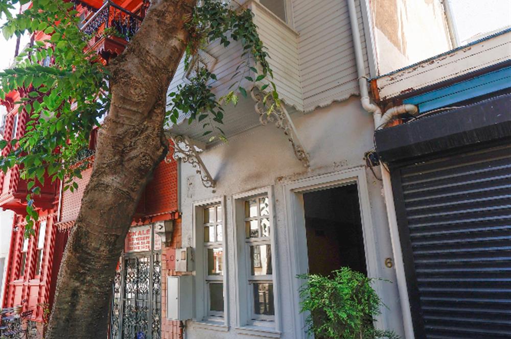 Kuzguncuk Perihan Abla Sokak’ta Teraslı Şömineli Kiralık Dükkan