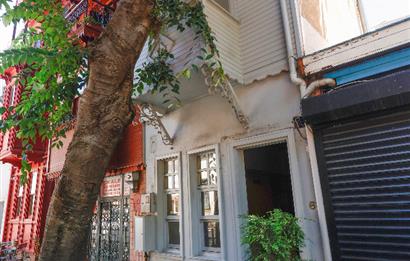 Kuzguncuk Perihan Abla Sokak’ta Teraslı Şömineli Kiralık Dükkan