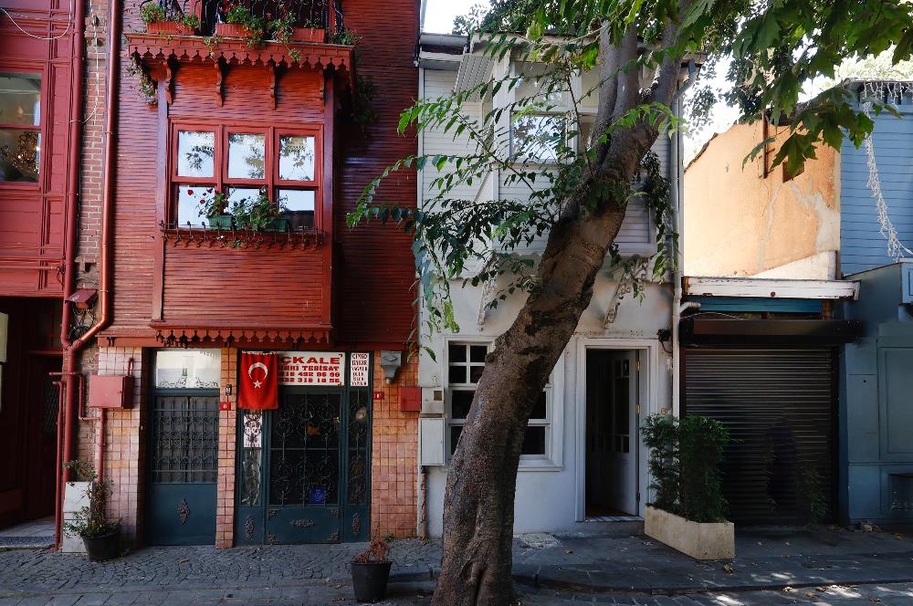 Kuzguncuk Perihan Abla Sokak’ta Teraslı Şömineli Kiralık Dükkan