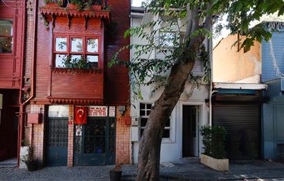 Kuzguncuk Perihan Abla Sokak’ta Teraslı Şömineli Kiralık Dükkan