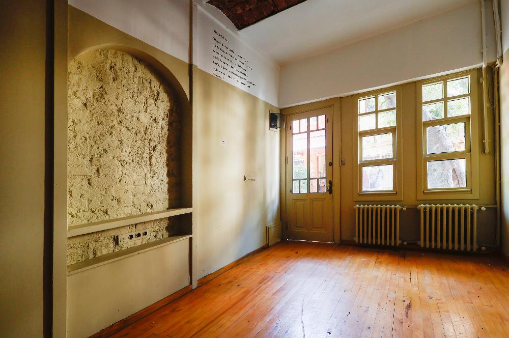 Kuzguncuk Perihan Abla Sokak’ta Teraslı Şömineli Kiralık Dükkan
