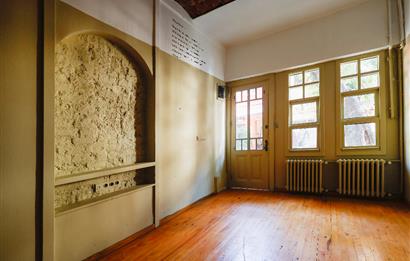 Kuzguncuk Perihan Abla Sokak’ta Teraslı Şömineli Kiralık Dükkan