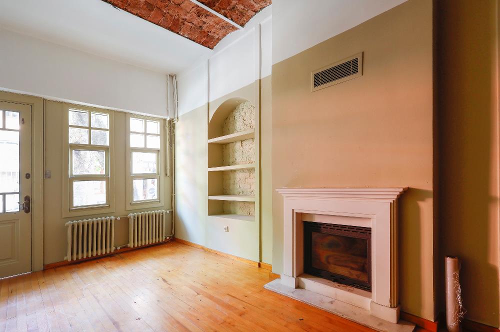 Kuzguncuk Perihan Abla Sokak’ta Teraslı Şömineli Kiralık Dükkan