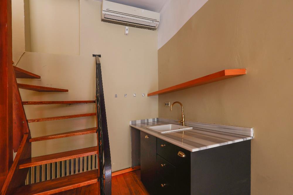 Kuzguncuk Perihan Abla Sokak’ta Teraslı Şömineli Kiralık Dükkan