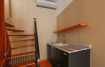 Kuzguncuk Perihan Abla Sokak’ta Teraslı Şömineli Kiralık Dükkan
