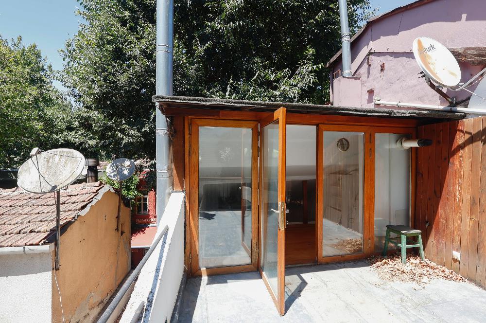 Kuzguncuk Perihan Abla Sokak’ta Teraslı Şömineli Kiralık Dükkan