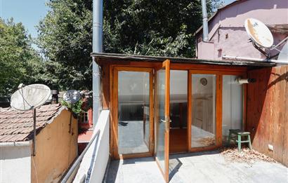 Kuzguncuk Perihan Abla Sokak’ta Teraslı Şömineli Kiralık Dükkan
