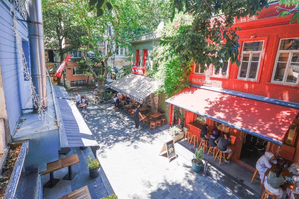 Kuzguncuk Perihan Abla Sokak’ta Teraslı Şömineli Kiralık Dükkan