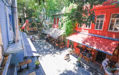 Kuzguncuk Perihan Abla Sokak’ta Teraslı Şömineli Kiralık Dükkan