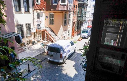 Kuzguncuk Perihan Abla Sokak’ta Teraslı Şömineli Kiralık Dükkan