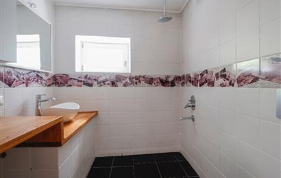 Kuzguncuk Perihan Abla Sokak’ta Teraslı Şömineli Kiralık Dükkan