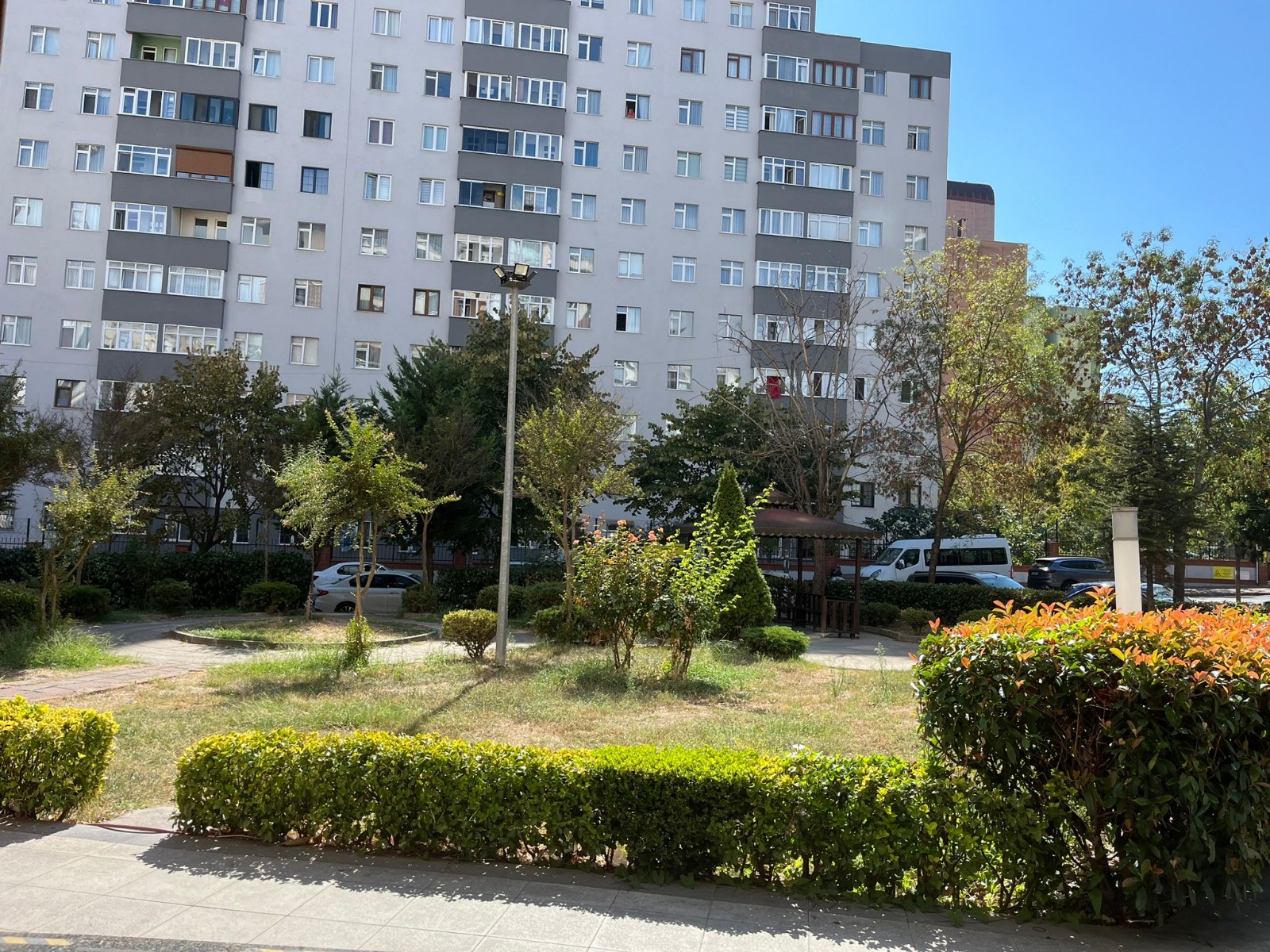 BEYLİKDÜZÜ - ESENYURTTA E-5 YANI SATILIK 4+2 DUBLEKS DAİRE