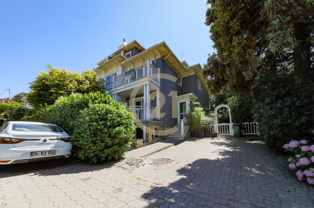 Kemerburgaz Çeşmeler Vadisi Satılık 5+2 Villa 