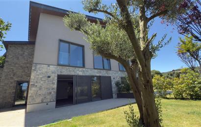 Uskumruköy de Yeni Projede Taşınmaya Hazır Sıfır Tripleks Villa