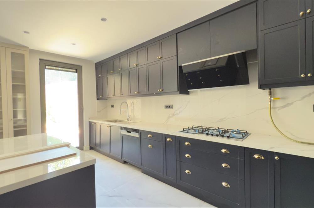 Uskumruköy de Yeni Projede Taşınmaya Hazır Sıfır Tripleks Villa