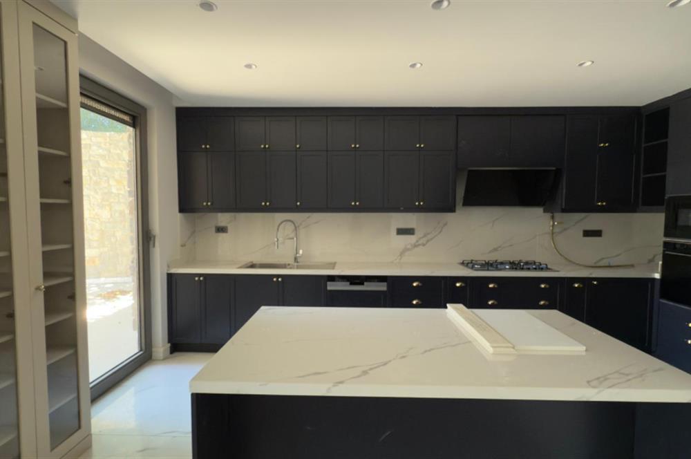 Uskumruköy de Yeni Projede Taşınmaya Hazır Sıfır Tripleks Villa