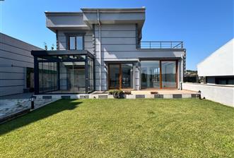 Uskumruköyde Özel Dekorasyonlu 4+2 Satılık Villa