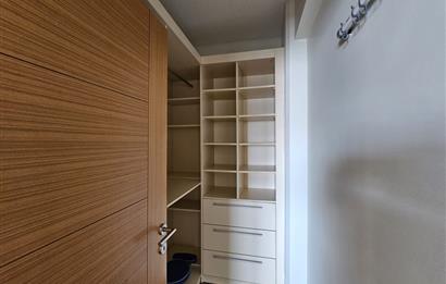 ÇAM KOZA COURT SİTESİ GENİŞ BALKONLU 1+1 KİRALIK DAİRE