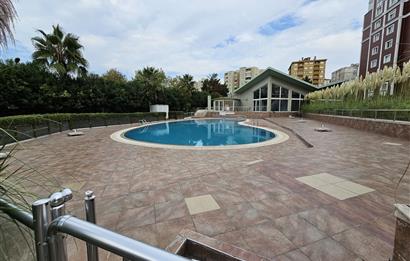 ÇAM KOZA COURT SİTESİ GENİŞ BALKONLU 1+1 KİRALIK DAİRE