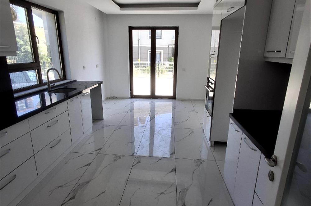 ALACAATLIDA 5+1 NET 360m2 VİLLA
