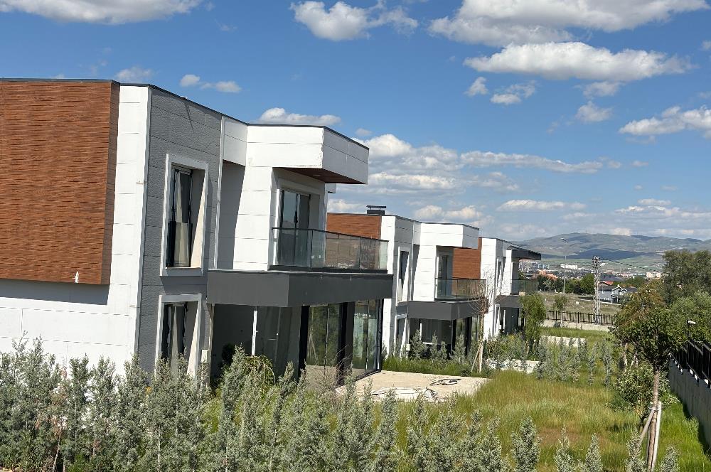 DOĞAYLA İÇ İÇE ŞEHİRDEN UZAK GÖLBAŞI KARŞIYAKA'DA 6+1 VİLLA