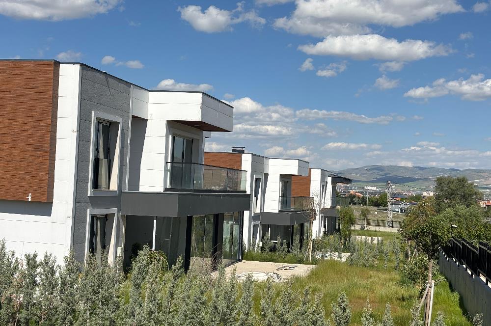DOĞAYLA İÇ İÇE ŞEHİRDEN UZAK GÖLBAŞI KARŞIYAKA'DA 6+1 VİLLA