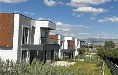 DOĞAYLA İÇ İÇE ŞEHİRDEN UZAK GÖLBAŞI KARŞIYAKA'DA 6+1 VİLLA