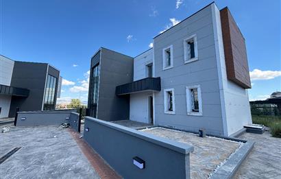 DOĞAYLA İÇ İÇE ŞEHİRDEN UZAK GÖLBAŞI KARŞIYAKA'DA 6+1 VİLLA