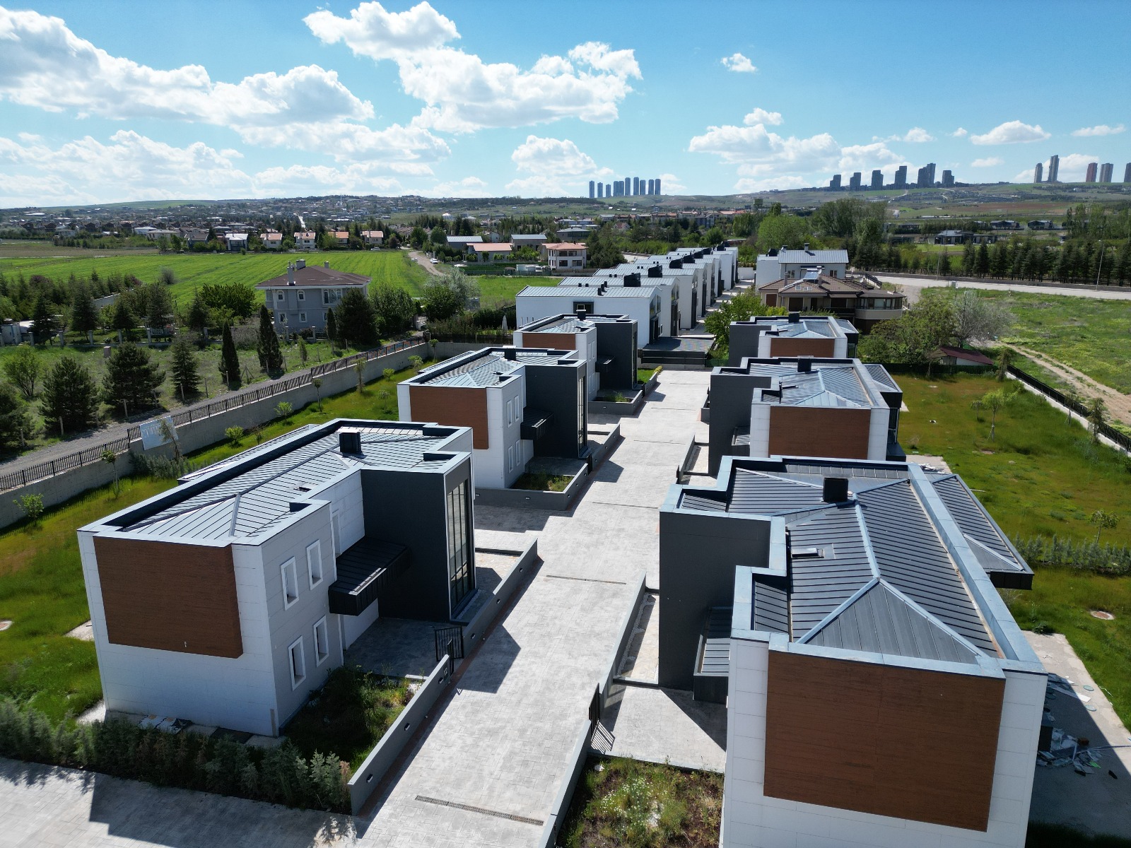 DOĞAYLA İÇ İÇE ŞEHİRDEN UZAK GÖLBAŞI KARŞIYAKA'DA 6+1 VİLLA