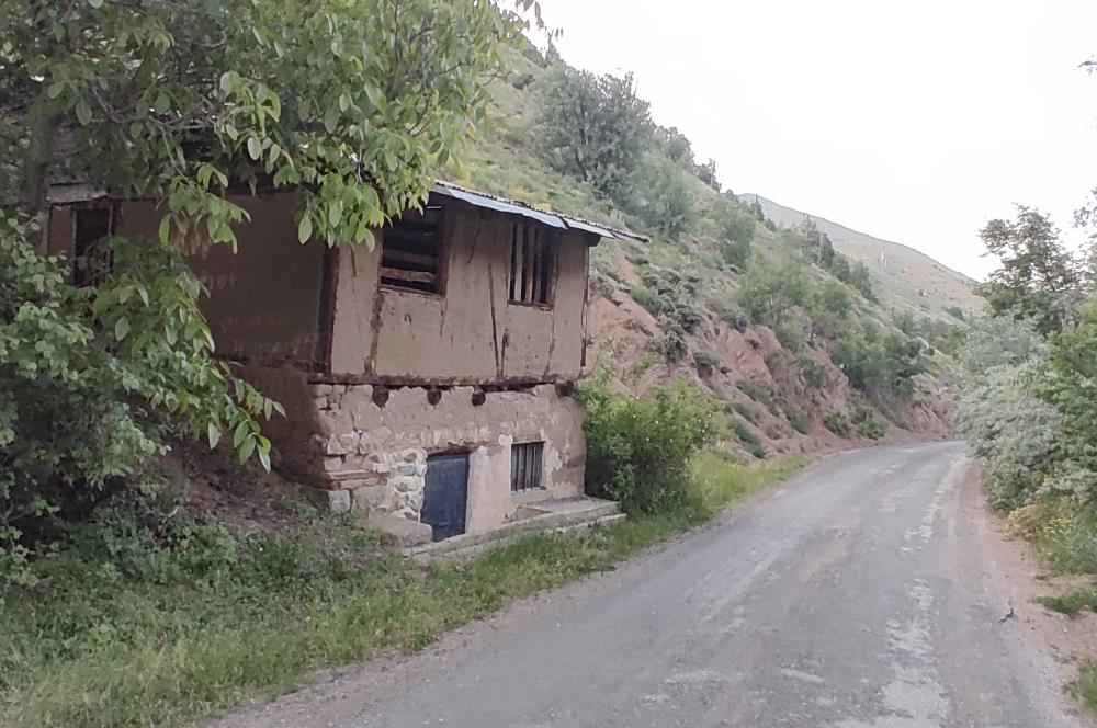 ÜNİVERSİTEYE 5600 METRE DOĞA İÇİNDE MÜSTAKİL AHŞAP&TAŞ KÖY EVİ!!