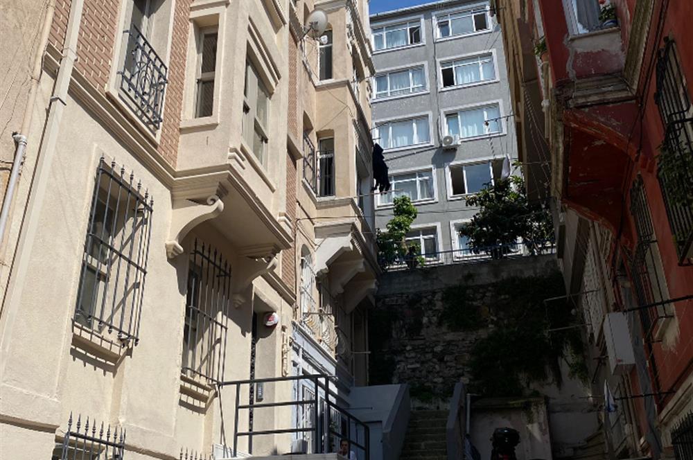 BEYOĞLU'NDA LÜKS 1+0 EŞYALI KİRALIK DAİRE