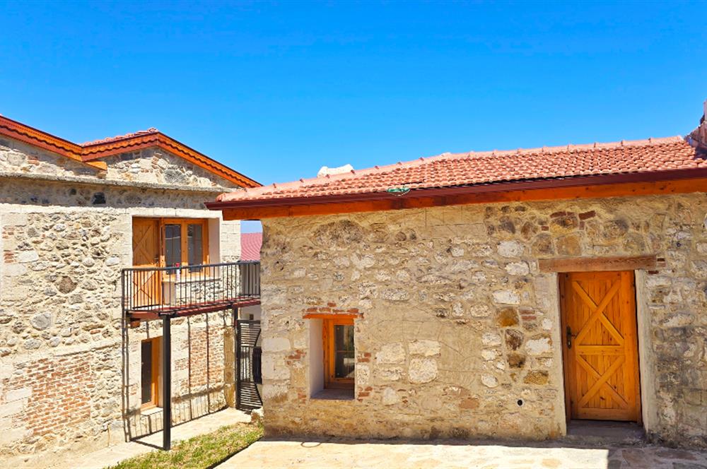 Datça Karaköyde 220 m2 Arsa içinde Taş ev ve Müştemilatı 