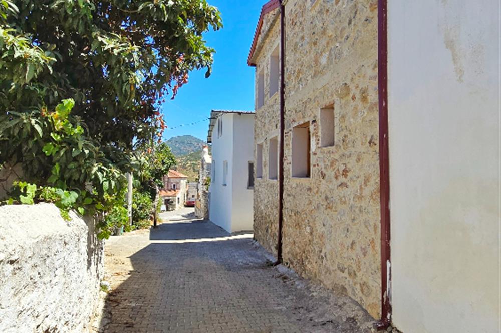 Datça Karaköyde 220 m2 Arsa içinde Taş ev ve Müştemilatı 