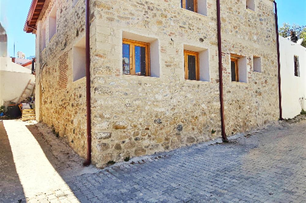 Datça Karaköyde 220 m2 Arsa içinde Taş ev ve Müştemilatı 