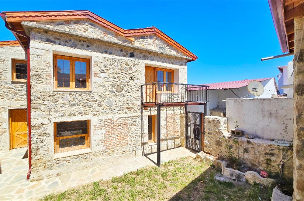 Datça Karaköyde 220 m2 Arsa içinde Taş ev ve Müştemilatı 
