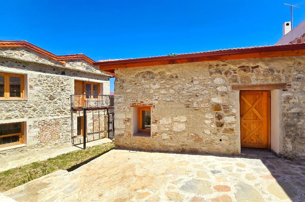 Datça Karaköyde 220 m2 Arsa içinde Taş ev ve Müştemilatı 