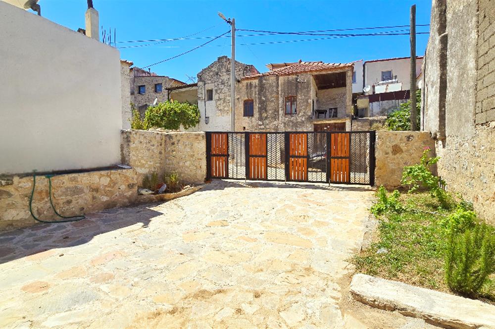 Datça Karaköyde 220 m2 Arsa içinde Taş ev ve Müştemilatı 