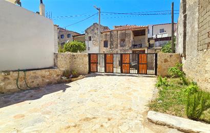 Datça Karaköyde 220 m2 Arsa içinde Taş ev ve Müştemilatı 