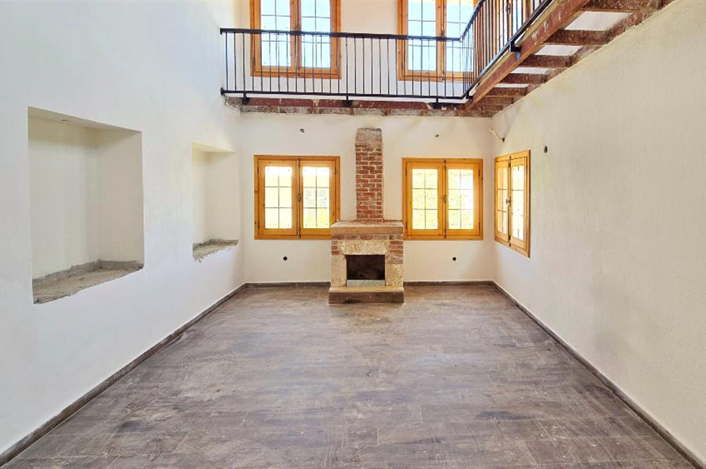 Datça Karaköyde 220 m2 Arsa içinde Taş ev ve Müştemilatı 
