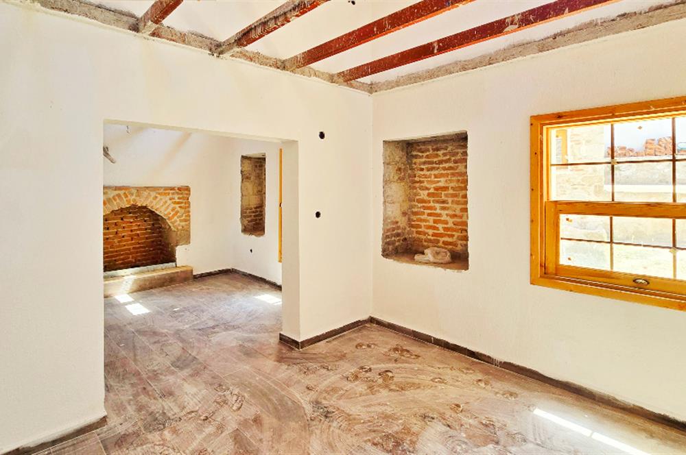 Datça Karaköyde 220 m2 Arsa içinde Taş ev ve Müştemilatı 