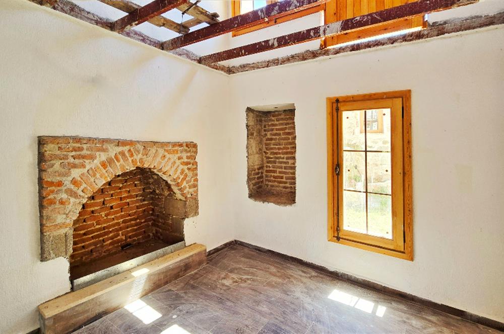 Datça Karaköyde 220 m2 Arsa içinde Taş ev ve Müştemilatı 