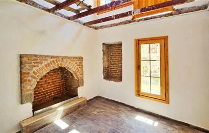Datça Karaköyde 220 m2 Arsa içinde Taş ev ve Müştemilatı 