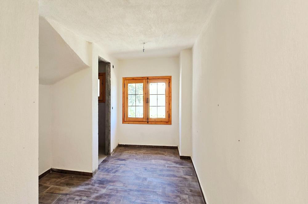 Datça Karaköyde 220 m2 Arsa içinde Taş ev ve Müştemilatı 