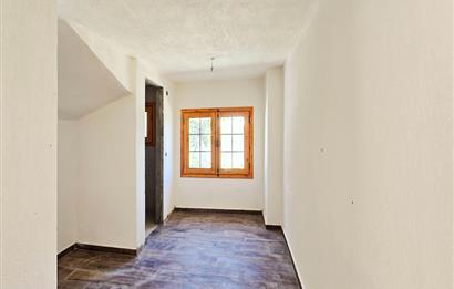 Datça Karaköyde 220 m2 Arsa içinde Taş ev ve Müştemilatı 