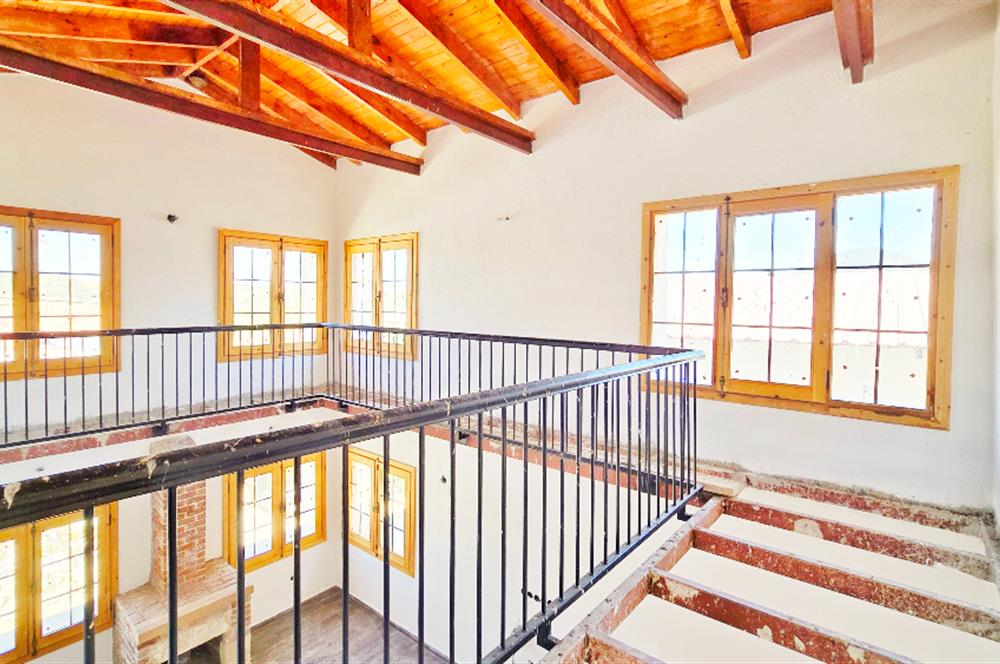 Datça Karaköyde 220 m2 Arsa içinde Taş ev ve Müştemilatı 