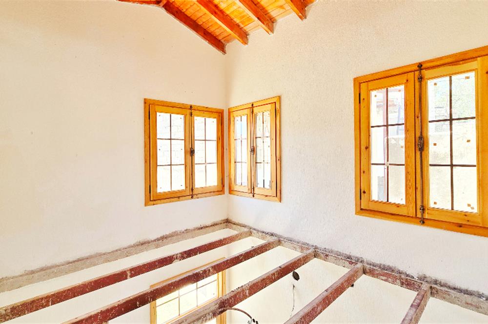 Datça Karaköyde 220 m2 Arsa içinde Taş ev ve Müştemilatı 